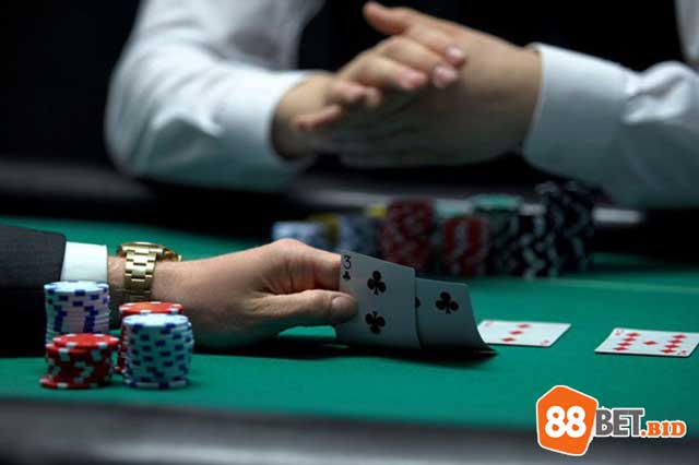Tìm hiểu khái niệm Bluff trong Poker là gì?